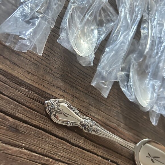 Set of 8 Oneida Community Louisiana Stainless Soup Spoons 7" Glossy Finish New - Picture 1 of 9